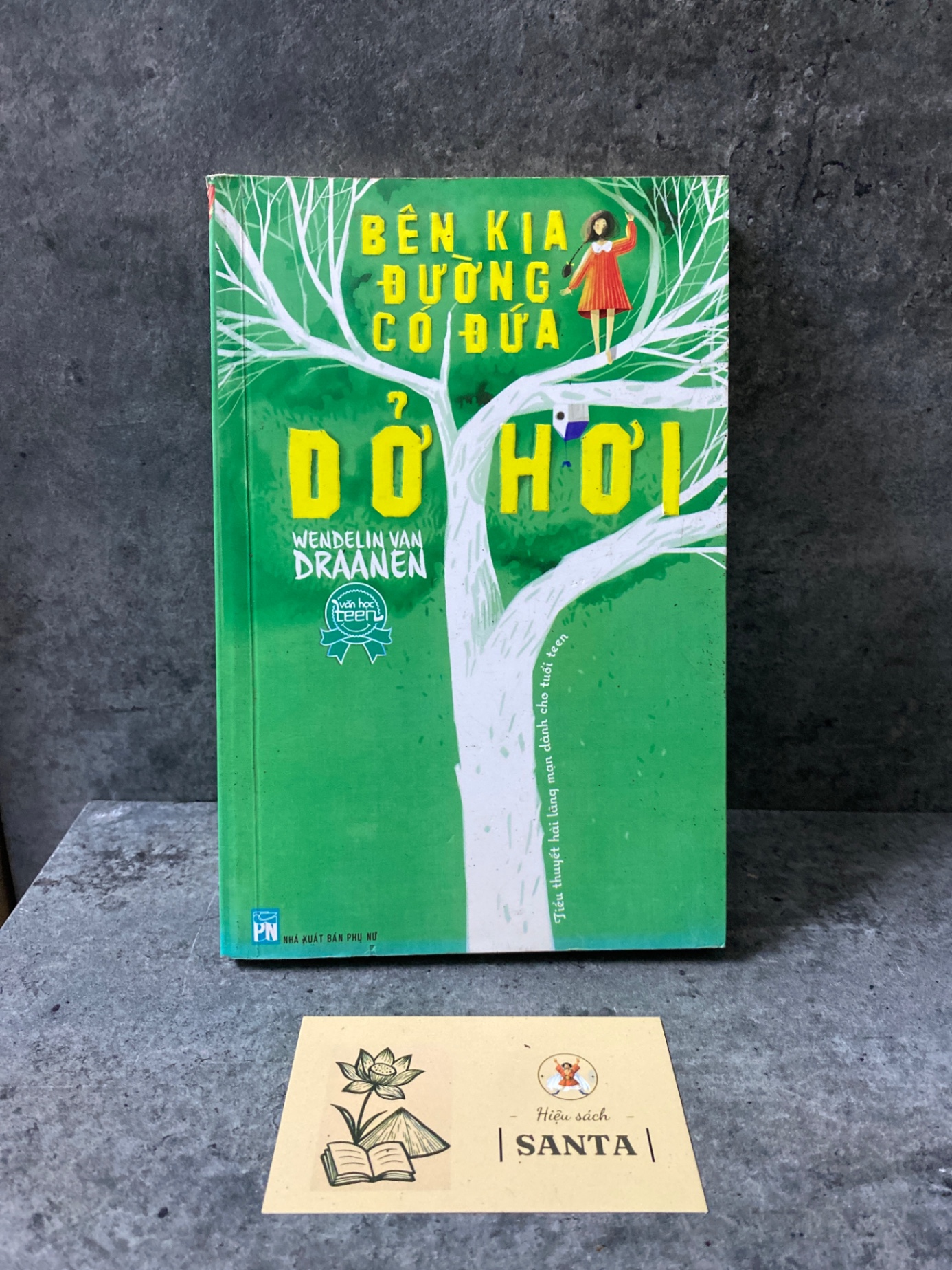 Bên kia đường có đứa dở hơi