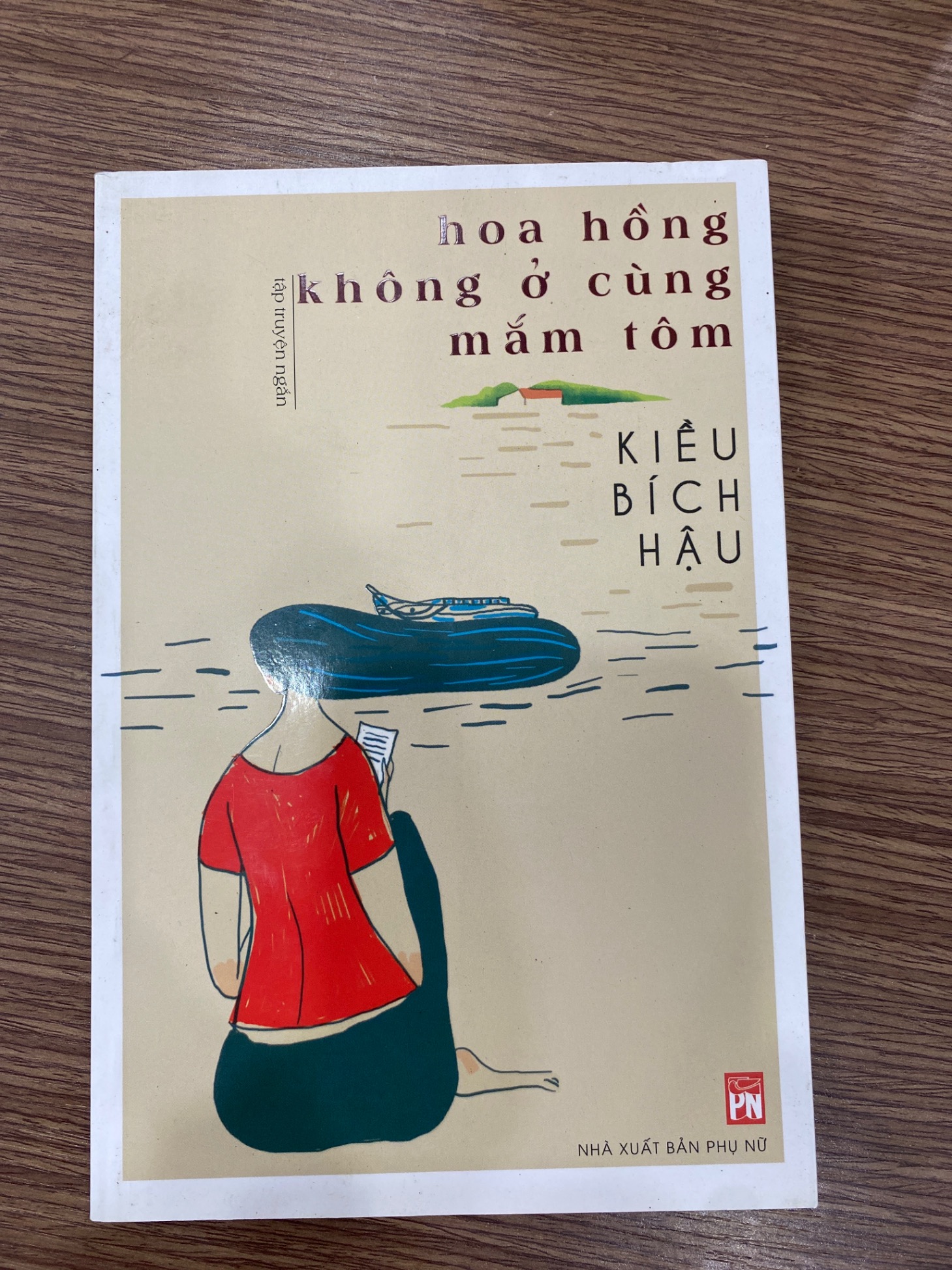 Hoa hồng không ở cùng mắm tôm-Kiều Bích Hậu-Sách lưu kho mới 85-90%