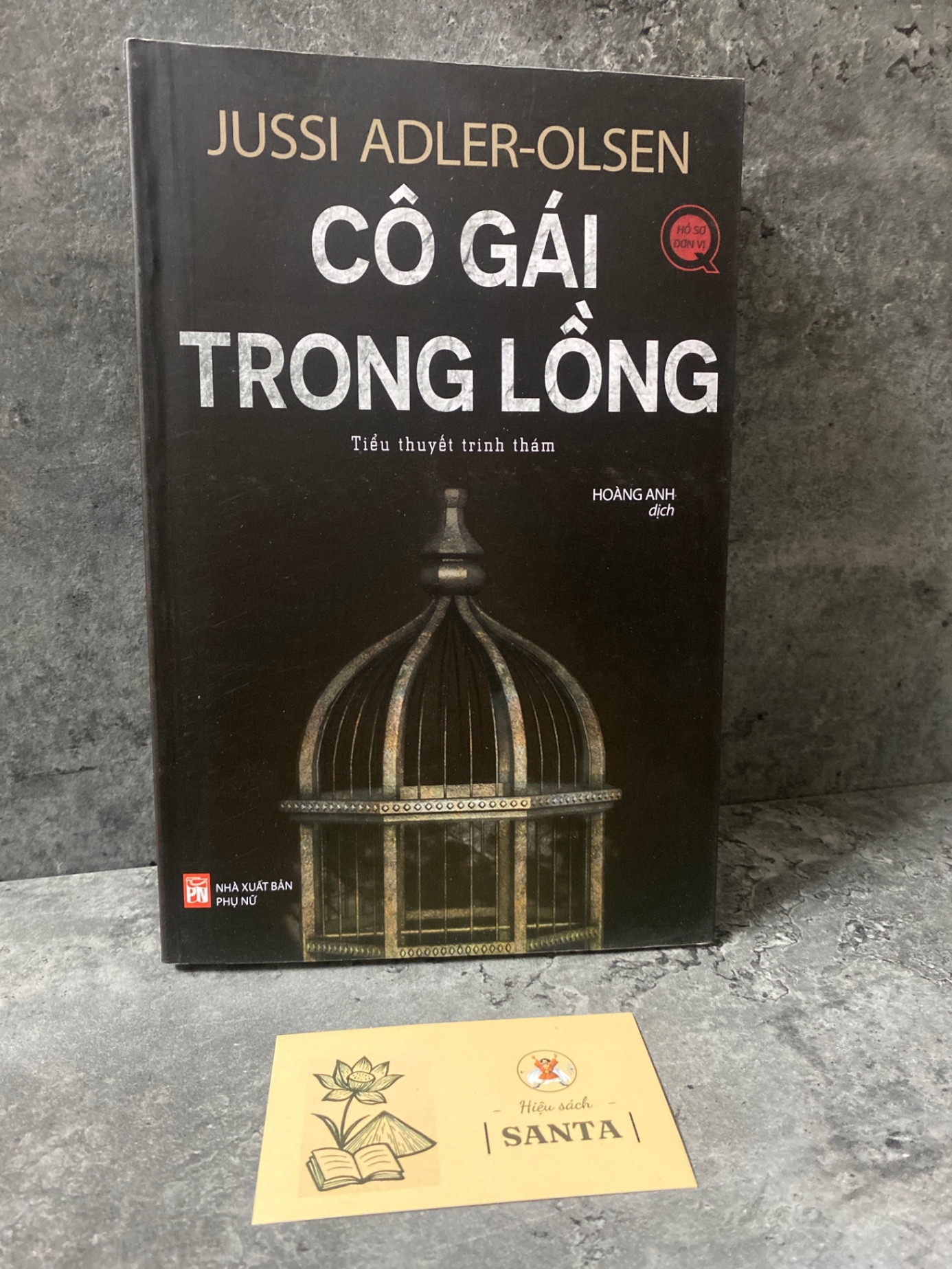 Cô gái trong lồng-Jussi Adler Olsen- Tiểu thuyết trinh thám