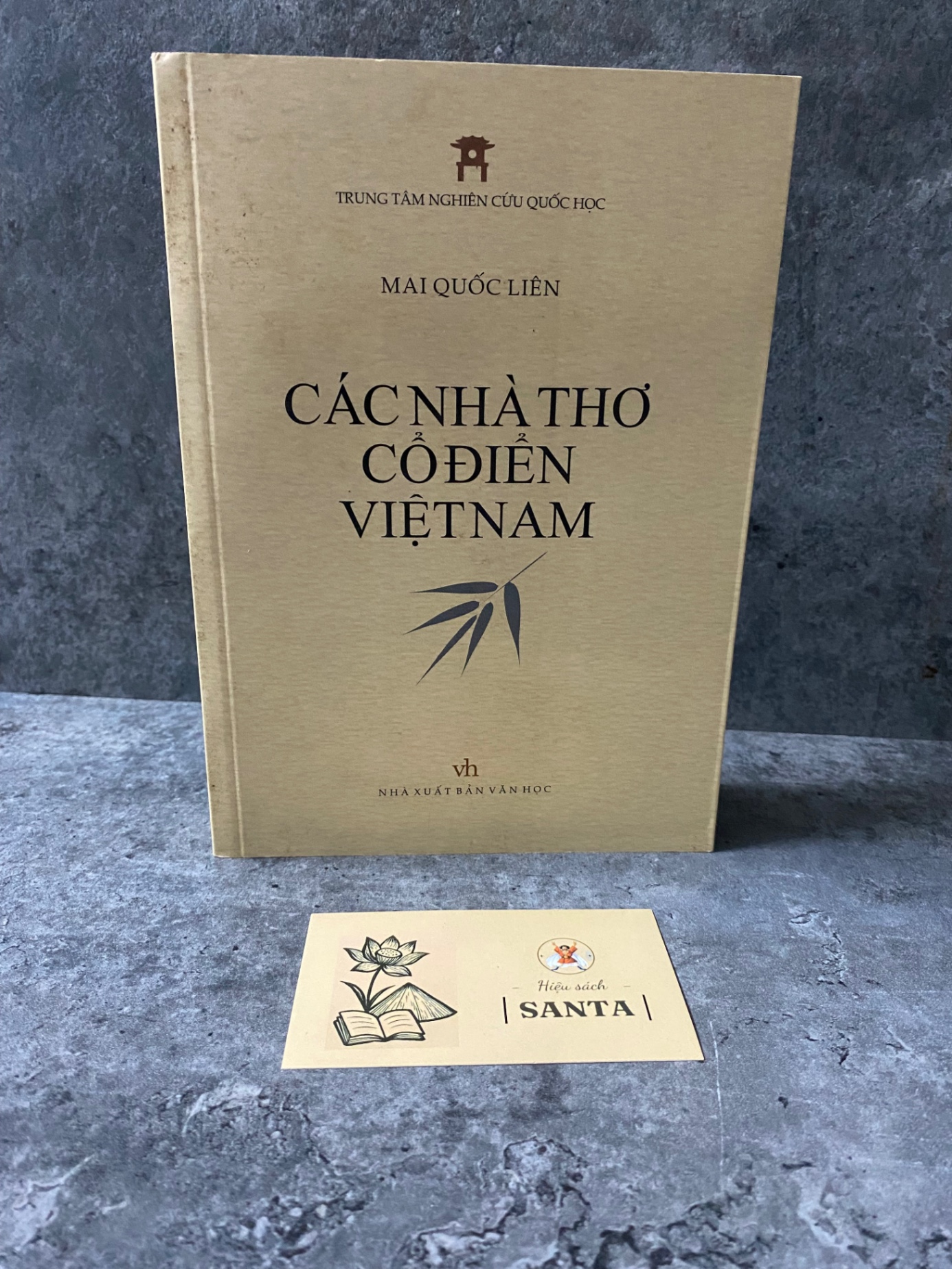 Các nhà thơ cổ điển Việt Nam- Mai Quốc Liên- sách lưu kho chưa qua sd, giấy xốp có ố cạnh