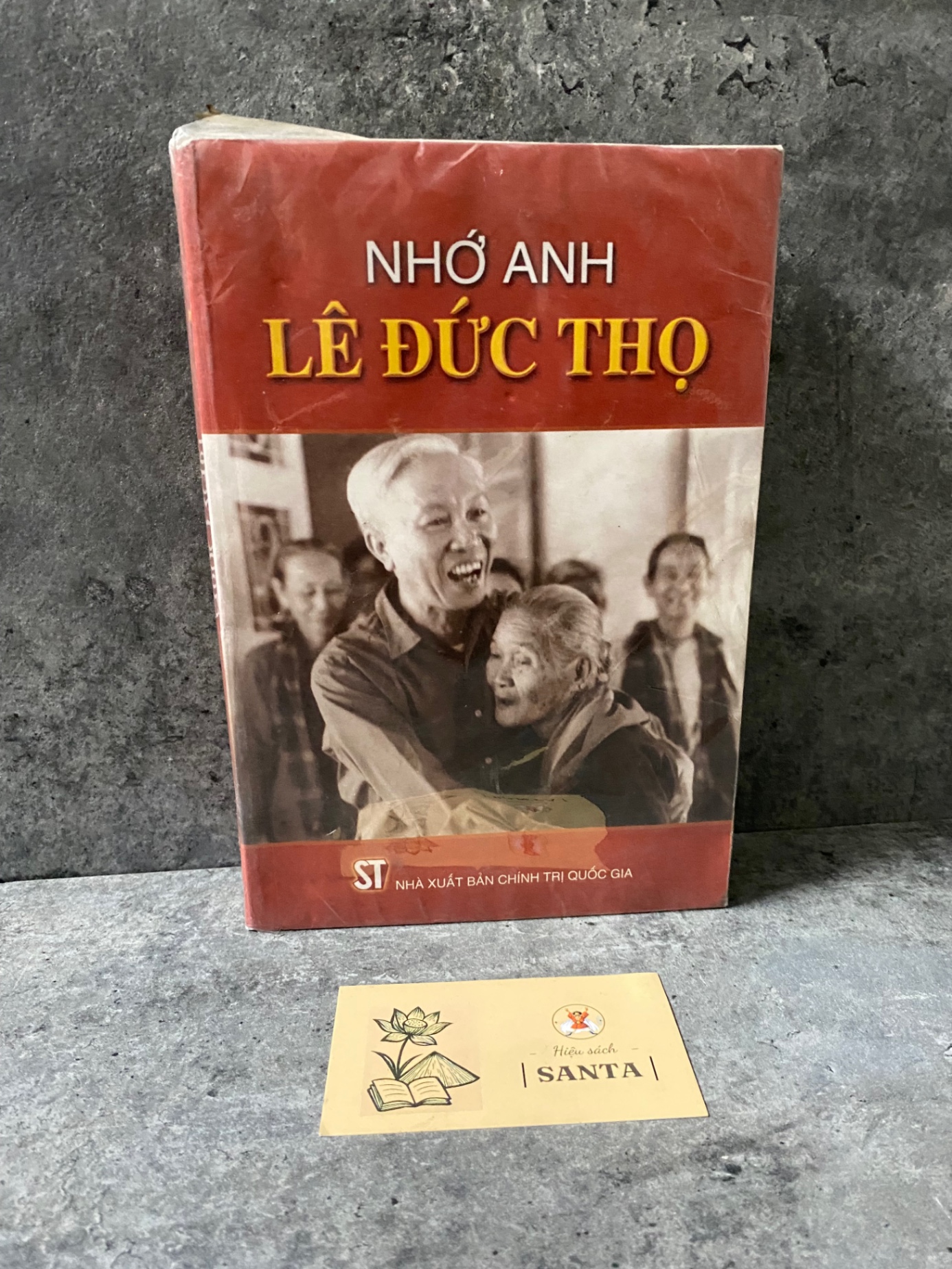 Nhớ Anh Lê Đức Thọ (sách lưu kho chưa qua sd,mới 90%)