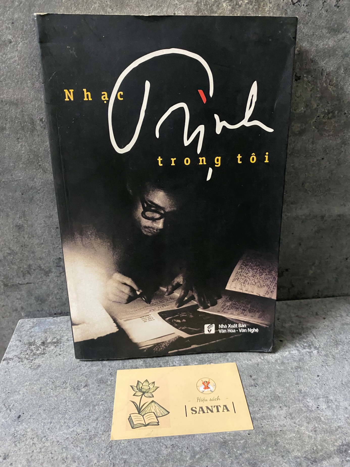 Nhạc Trịnh trong tôi - sách lưu kho, ẩm góc vài trang cuối đã khô
