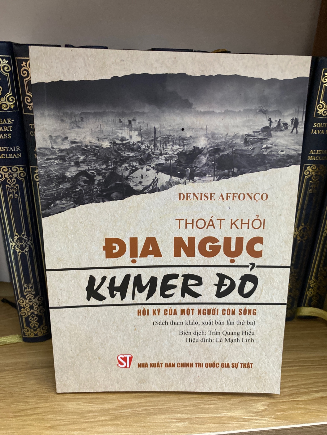Thoát khỏi địa ngục Khmer Đỏ hồi ký của một người còn sống- Denise Affonco- Sách mới