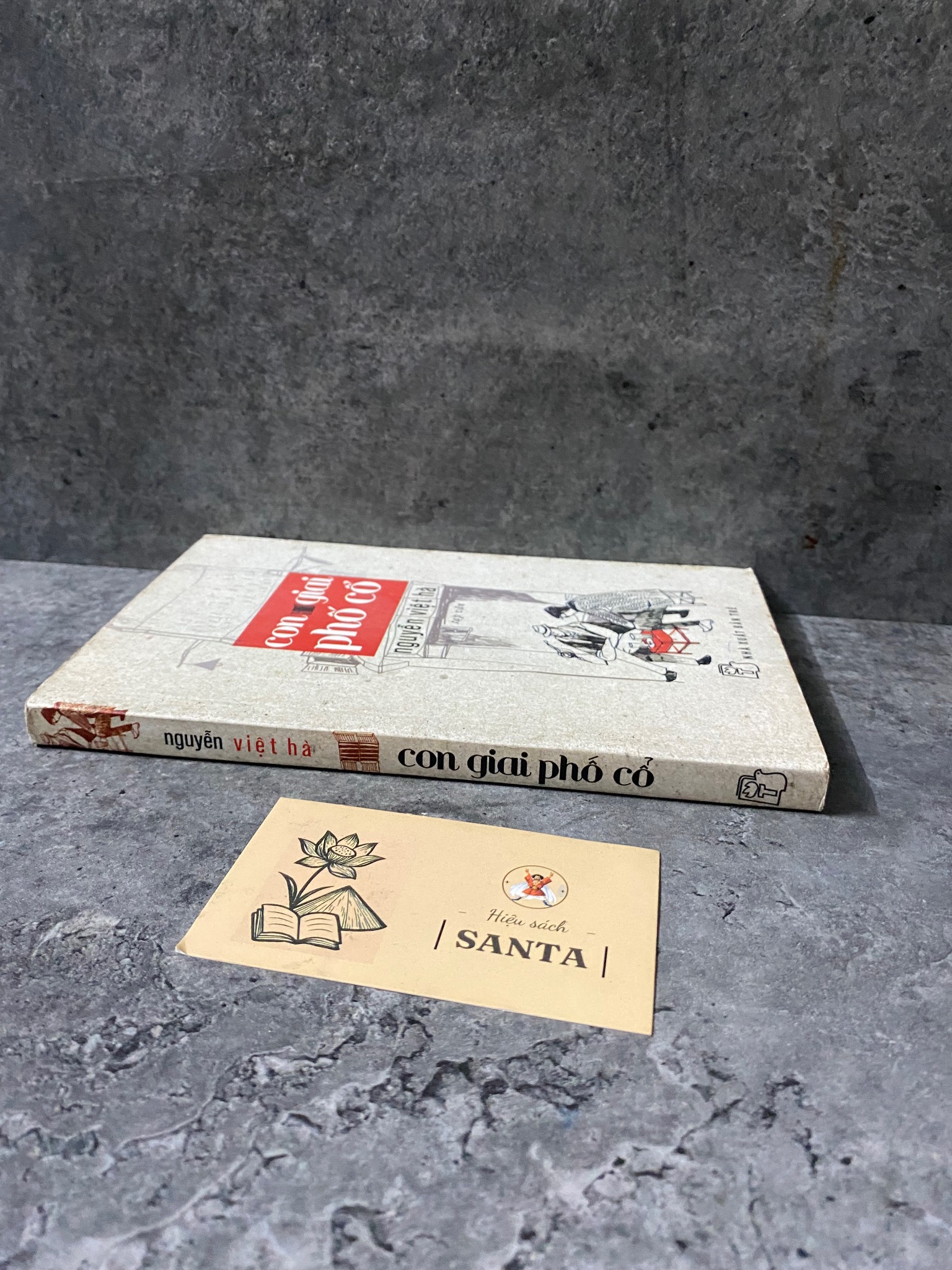Con giai phố cổ- Nguyễn Việt Hà- sách lưu kho, mới 75%