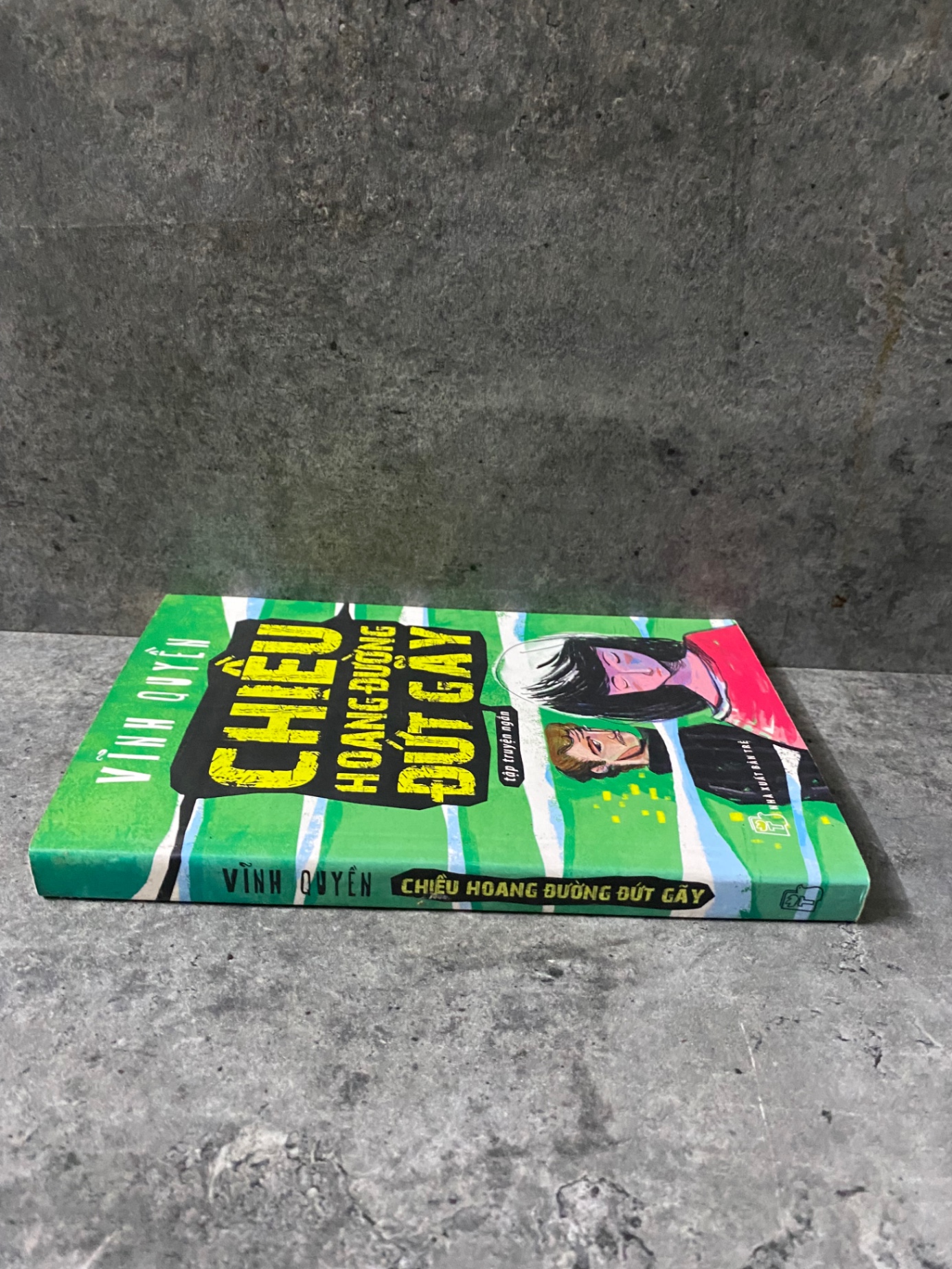 Chiều hoang đường đứt gãy- Vĩnh Quyền- sách lưu kho chưa qua sd,giấy xốp có ố